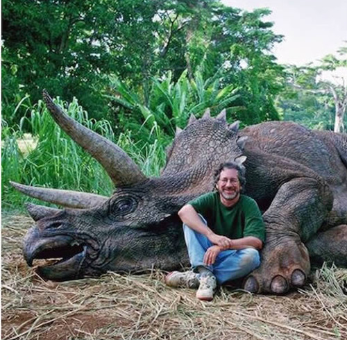 Cũng giống như Rosie O'Donnell, đạo diễn nổi tiếng người Mỹ, Steven Spielber cũng dính phải scandal săn bắn động vật quý hiếm khi bức ảnh ông vô tư ngồi trước “xác” một chú khủng long 3 sừng được lan truyền trên mạng.