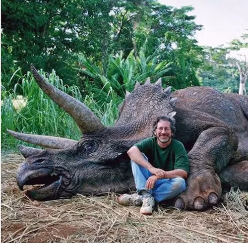 Cũng giống như Rosie O'Donnell, đạo diễn nổi tiếng người Mỹ, Steven Spielber cũng dính phải scandal săn bắn động vật quý hiếm khi bức ảnh ông vô tư ngồi trước “xác” một chú khủng long 3 sừng được lan truyền trên mạng.