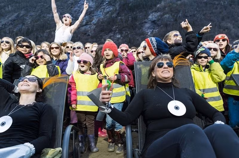 Rjukan được Sam Eyde chọn lựa bởi nó nằm gần một thác nước cao 104 mét, tạo điều kiện dễ dàng để làm ra điện, phục vị sản xuất. Theo ước tính, Eyde đã dành gấp đôi ngân sách quốc gia của Na Uy để xây dựng Rjukan và nhà máy của mình.