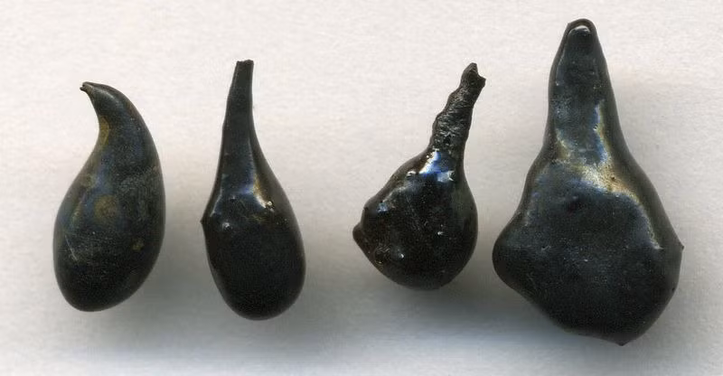 Chúng được hình thành tương tự như tóc núi lửa; trong đó, điểm quyết định chính là vận tốc phun trào của dung nham. Nếu vận tốc của magma phun trào lớn thì sẽ hình thành tóc núi lửa và ngược lại.