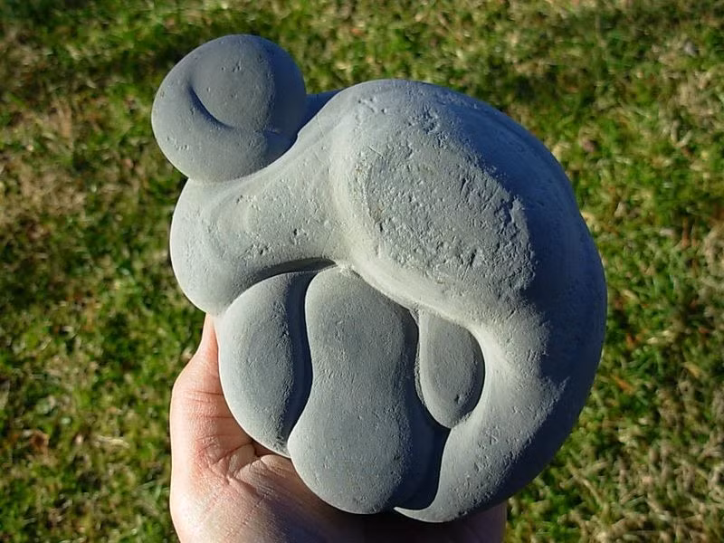 Họ tin rằng một viên đá thần tiên sẽ giúp họ được bảo vệ khỏi những linh hồn độc ác và mang lại cho họ sức khỏe và sự giàu có.