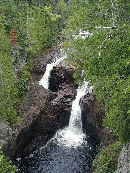 Thác nước đôi Devil’s Kettle, thuộc bang Minnesota, Hoa Kỳ, có một dòng chảy vào hồ Superior; tuy nhiên, điểm đến của dòng kia đến bây giờ vẫn còn là một ẩn số của thiên nhiên.