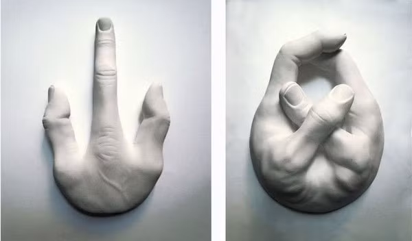 Hay những cử động kỳ quái của những bộ phận cơ thể vốn đã cực kỳ quen thuộc với mình.