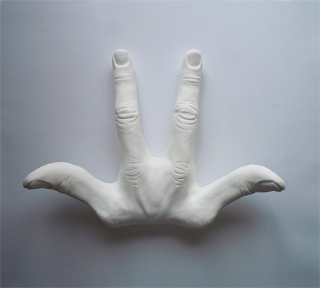 Có những tác phẩm, bộ phận thân thể bị chặt rời khiến người xem cảm giác như đang lạc vào thế giới của một bộ phim kinh dị với những mảnh cơ thể rải rác.