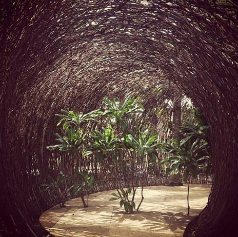 Được thực hiện bởi nhà thiết kế Natalia Ortega Gámez và Jose, Thén là một đường hầm được làm từ vật liệu hết sức quen thuộc khi thiết kế nội thất sân vườn, những cây mây. Mất 6 tuần, các nhà xây dựng mới xây dựng được đường hầm này nhưng chắc chắn nó rất giá trị.
