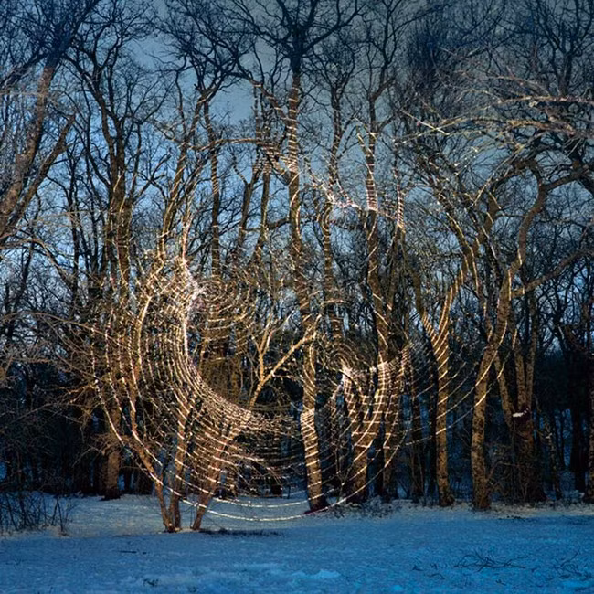 Những cấu trúc này nổi lên khỏi mặt đất như những con tàu ngoài hành tinh hay những nếp gấp lạ trên cấu trúc của tàu thời gian.