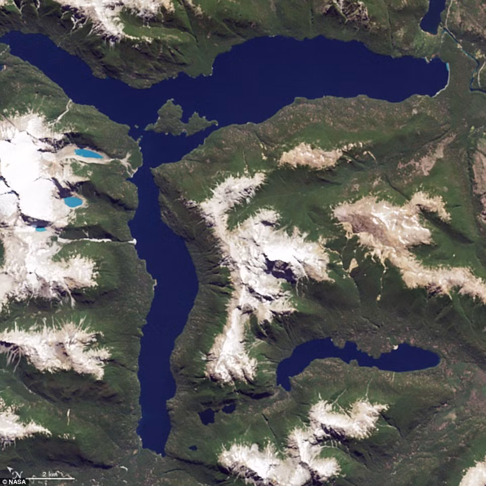 'R': Ngày 20/1/2015, vệ tinh Landsat 8 chụp hình ảnh núi tuyết Lago Menendez tại Argentina.