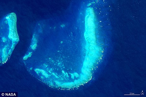 'J': Vệ tinh Landsat 8 đã chụp hình ảnh chữ J trên đảo Trunk Reef gần Townsville, Australia.