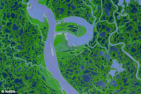 'P': Cảm biến vệ tinh Terra lại hình ảnh đồng bằng Mackenzie ở Canada.