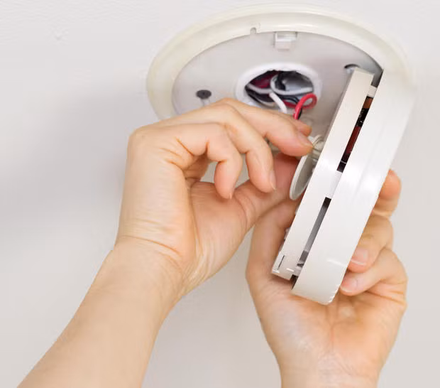 Một số gia đình sử dụng máy dò khói có sử dụng lượng nhỏ đồng vị phóng xạ americium-241 giúp cảnh báo khi phát hiện khói trong không khí. Tuy nhiên, vật liệu này được bao bọc cẩn thận nên không gây bất kỳ tổn hại nào cho người dùng.