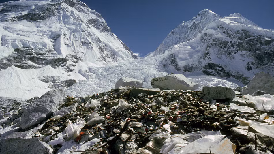 Theo ước tính, gần 12.000kg chất thải được để lại ở ngọn núi này mỗi năm. Vấn đề này càng ngày càng trở nên cấp bách đến mức tháng 3 năm nay, Nepal đã yêu cầu các nhà thám hiểm mang tất cả rác thải của họ xuống núi.