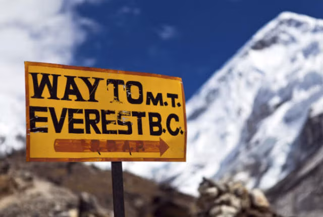 Với khoảng 700 nhà leo núi mỗi năm và không có ai dọn dẹp, đỉnh núi Everest hiện nay trở thành một địa danh nổi tiếng phủ đầy phân lớn sau nhiều thập kỷ.