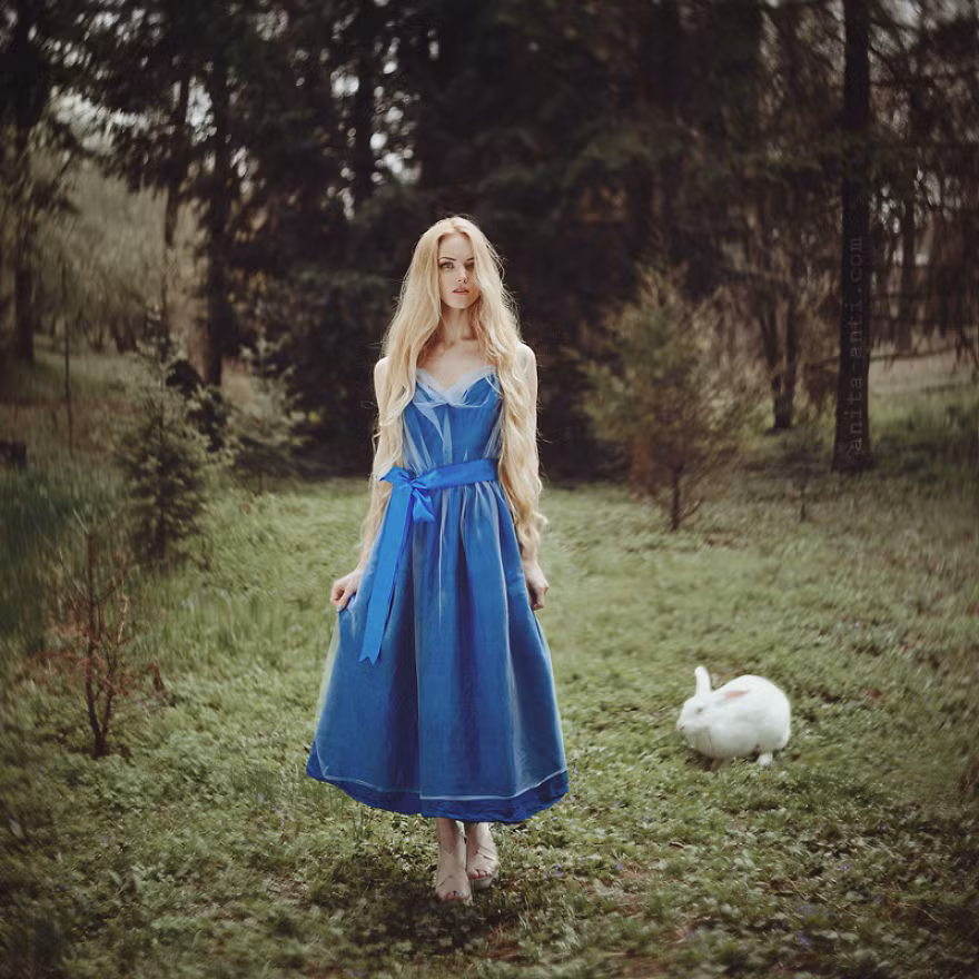 Mới đây, trang web nghệ thuật Boredpanda đã tập hợp những bức ảnh chân dung thiếu nữ cực xinh đẹp với chủ đề thần thoại, cổ tích của Anita Anti và đăng tải khiến cư dân mạng phát sốt, tạo tiếng vang lớn cho Anita.