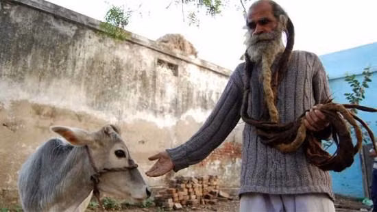 Ngoài ra, ông Kailash Singh còn không cắt tóc, gội đầu trong suốt thời gian đó.