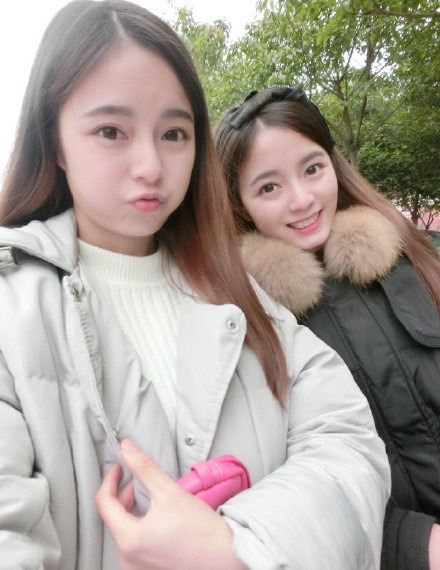 Bạn bè của cặp chị em sinh đôi này đều nhận xét hai cô nàng tuy xinh đẹp nhưng không kiêu kỳ, rất thân thiện, hơn nữa lại có tính cầu tiến, ưa chinh phục những thử thách khó khăn. 