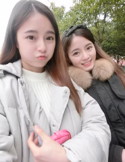 Bạn bè của cặp chị em sinh đôi này đều nhận xét hai cô nàng tuy xinh đẹp nhưng không kiêu kỳ, rất thân thiện, hơn nữa lại có tính cầu tiến, ưa chinh phục những thử thách khó khăn. 