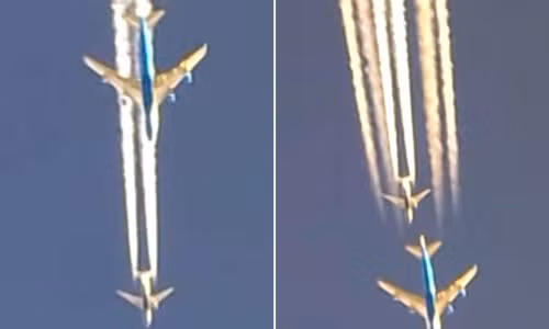 Hai chiếc máy bay đua tốc độ trên bầu trời