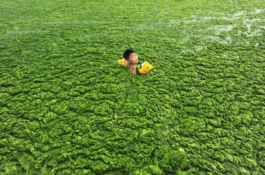  Ô nhiễm môi trường ở Trung Quốc đã không thể kiểm soát. Bắc Kinh và một số thành phố công nghiệp khác của Trung Quốc đã trở nên nổi tiếng với những đám mây khói, mây bụi cuồn cuộn không ngừng. Điều đó cảnh báo những rủi ro sức khỏe rất thực tế đối với cư dân các thành phố này.