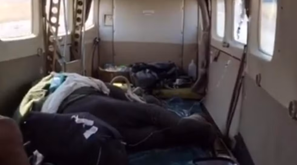 Tai nạn đó khiến voi bị thương nghiêm trọng, trong đó vết thương nặng nhất là các khuỷu bị vỡ, hoảng sợ cực độ, cứng vòm miệng,…