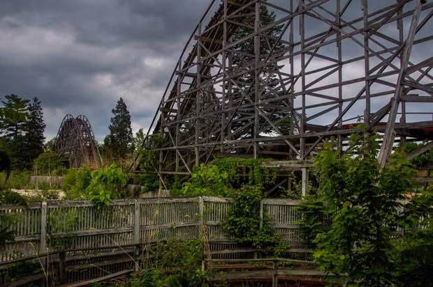 Ảnh được chụp vào lúc hoàng hôn hoặc khi sắp có bão, tạo hiệu ứng hình ảnh, ánh sáng mang chút không khí ma quái. Công viên Geauga Lake tại Aurora, Ohio.