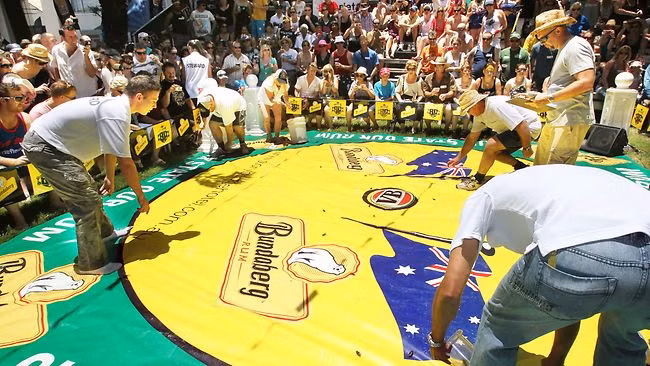 Một trong những cuộc đua quái đản nhất là đua gián. Đua gián được cho là bắt đầu tại một khách sạn ở Australia vào năm 1892. Cho đến nay, mỗi năm, một cuộc đua gián vẫn được tổ chức vào Ngày quốc khánh Australia 26/1.