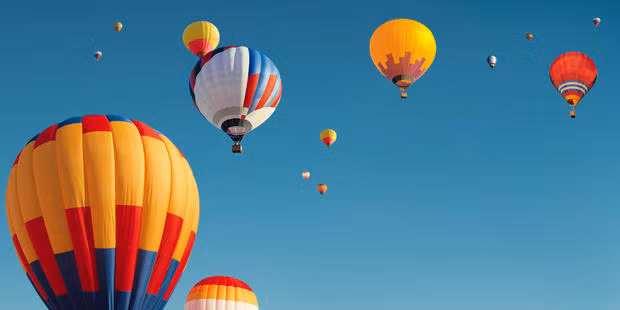 Đua khinh khí cầu lâu đời nhất và uy tín nhất có nguồn gốc ở Paris vào năm 1906. Cuộc đua là một thử nghiệm về sức bền hơn là tốc độ, với mục đích đơn giản là bay được khoảng cách xa nhất từ điểm xuất phát.