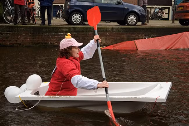 Bắt đầu tại British Columbia vào năm 1967, một cuộc đua bồn tắm từ Nanaimo tới Vancouver được tổ chức hàng năm vào tuần cuối cùng của tháng 7 với ba loại bồn tắm: bồn tắm cổ, bồn tắm cải tiến và bồn siêu cải tiến.