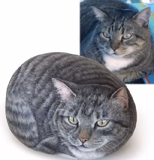 So với bức ảnh ở góc, con mèo bằng đá không có gì khác biệt.