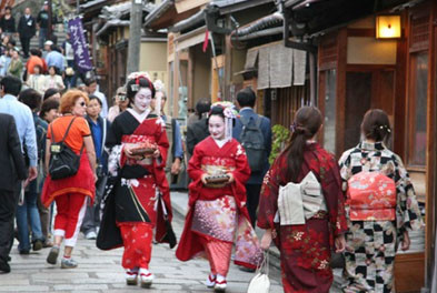 Nhật Bản gánh chịu khoảng 1,500 trận động đất lớn nhỏ mỗi năm.