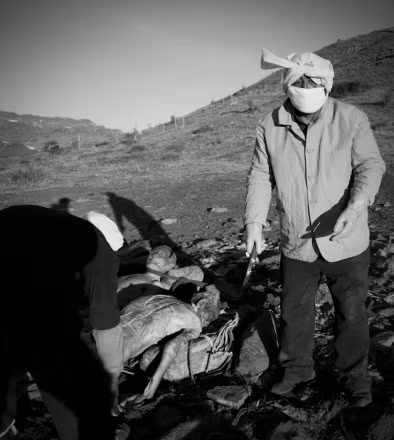 Sau khi tháo bỏ lớp vải niệm, người ta tiếp tục cầu kinh và đốt cây bách trong khi rogyapa thực hiện nhiệm vụ của mình. Người dân Tây Tạng coi kền kền Himalaya là hiện thân của dakini, hay thiên thần nên nhờ thiên thần thực hiện nốt nhiệm vụ còn lại.