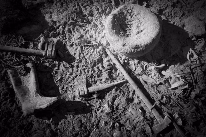 Dụng cụ sử dụng trong nghi lễ jhator của người Tây Tạng. Mặc dù bị chính quyền ngăn cấm nhưng những bãi chôn cất theo nghi lễ này lại trở nên có sức thu hút lớn đối với khách du lịch. Chính vì vậy, chúng ta mới có dịp chiêm ngưỡng những bức ảnh này.