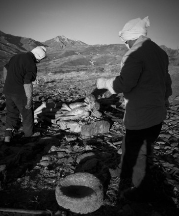 Không chỉ Tây Tạng, tín đồ đạo thờ lửa Zoroastrians của Ấn Độ và Iran, người Bollywood của Malabar Hill Mumbai cũng tiến hành nghi lễ chôn cất bầu trời. Tuy nhiên, do số lượng kền kền giảm, nghi lễ này cũng dần mất đi trong thành phố Ấn Độ.