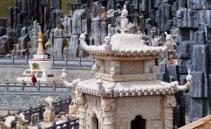 Quá trình jhator phải đảm bảo rằng không có gì bị lãng phí. Tất nhiên, kền kền rất vui được hoàn thành nhiệm vụ đó. Tuy nhiên, nếu có bất kỳ thứ gì còn sót lại, chúng được gom vào và đốt cháy trong khi cầu nguyện.