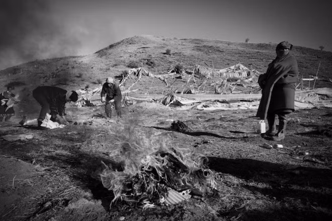 Những người rogyapa dùng rìu, dao, búa thực hiện nhiệm vụ của mình, “ phân chia” thịt người cho đám kền kền đói. 