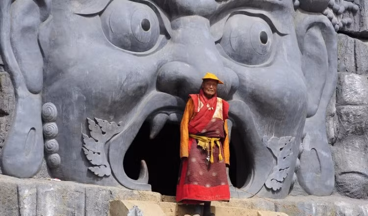 Kền kền được người Tây Tạng xem là loài vật thiêng liêng bởi chúng ăn xác chết thay vì săn bắt động vật nhỏ hơn. Đây là một phần lý do tại sao chúng được coi là dakini – thiên thần đưa linh hồn của người đã khuất về trời và đầu thai.