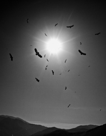 Nghi lễ chôn cất bầu trời của người Tây Tạng đối mặt với sự phản đối gay gắt của chính quyền Trung Quốc.