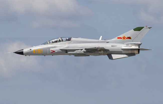 Thổ Nhĩ Kỳ là quốc gia đầu tiên công khai ủng hộ Pakistan về vấn đề Kashmir và đã giúp Pakistan nâng cấp hơn 40 máy bay chiến đấu F-16 với giá cực thấp. Pakistan cũng đã đặt mua 36 trực thăng vũ trang T-129 ATAK, 4 tàu khu trục từ Thổ Nhĩ Kỳ. Đây được coi là một trong những đơn hàng xuất khẩu thiết bị quốc phòng lớn nhất của Thổ Nhĩ Kỳ.