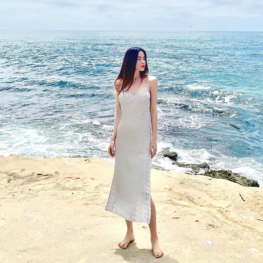 Trong tủ đồ của Hồ Ngọc Hà cũng có những chiếc váy suông dài quá đầu gối. Người đẹp chọn mặc kiểu váy hai dây, xẻ tà hai bên. Kiểu váy này có thể mặc trong nhiều hoàn cảnh như đi biển, dạo phố hoặc dự tiệc.