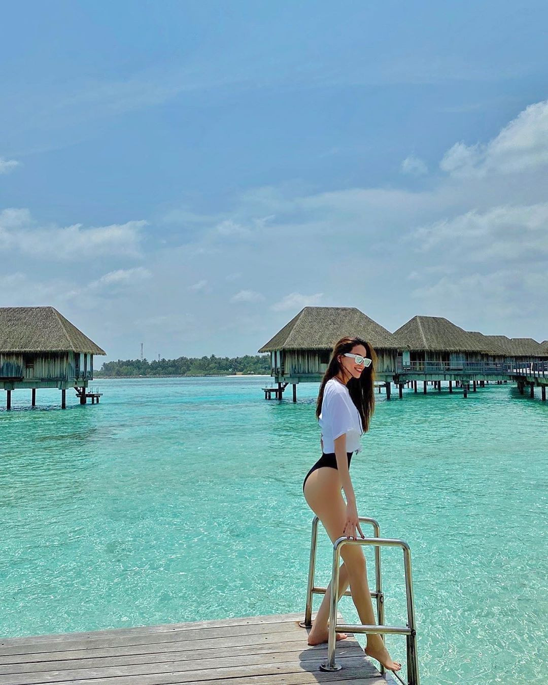 Ở tấm hình khác, Hà Hồ đội kiểu mũ nhỏ hơn đem đến vẻ ngoài thời thượng. Người hâm mộ dành nhiều lời khen cho vóc dáng "mình dây" cùng đôi chân dài thẳng tắp của Hồ Ngọc Hà và gu thời trang sành điệu, không cầu kì nhưng vẫn ấn tượng.