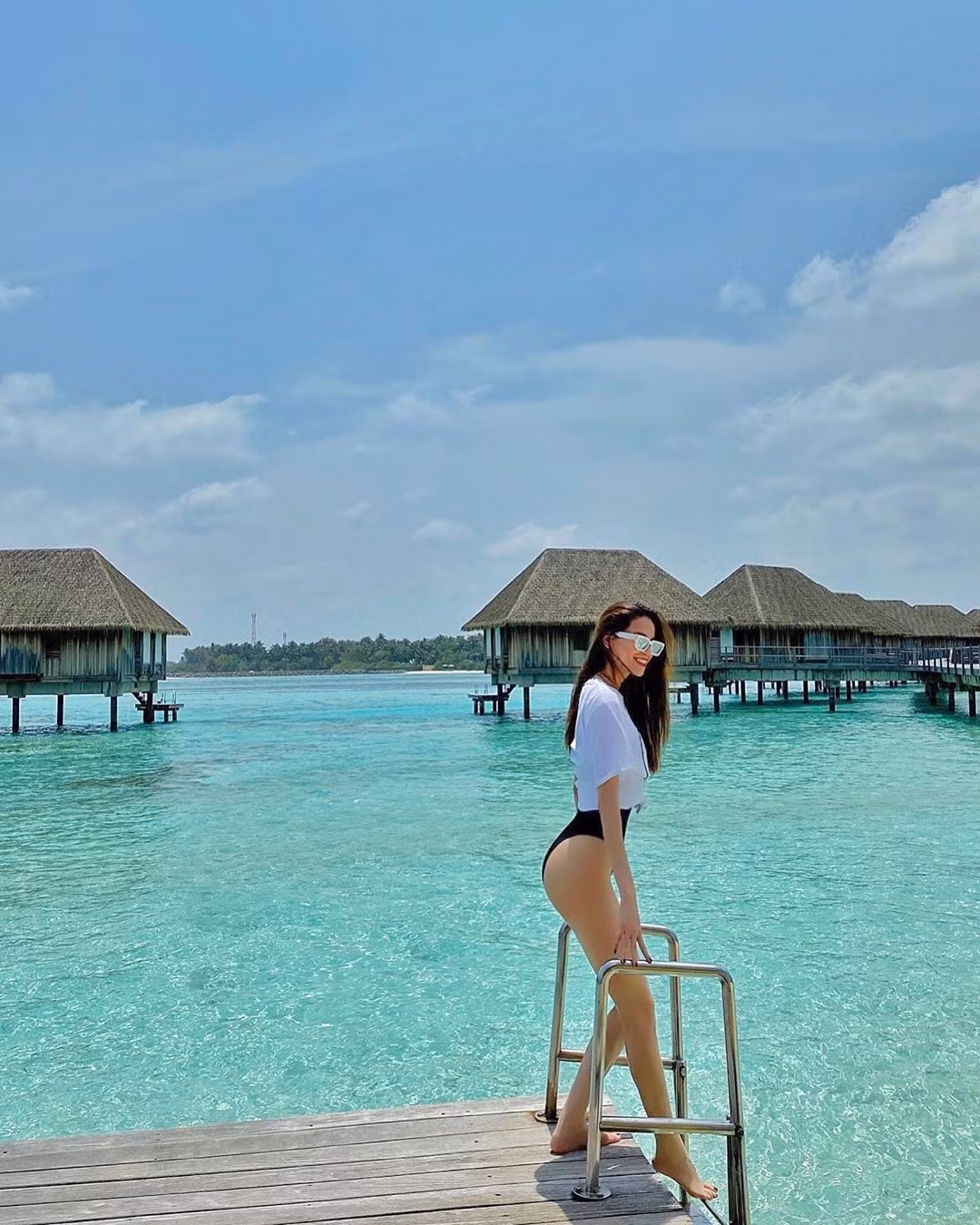 Ở tấm hình khác, Hà Hồ đội kiểu mũ nhỏ hơn đem đến vẻ ngoài thời thượng. Người hâm mộ dành nhiều lời khen cho vóc dáng "mình dây" cùng đôi chân dài thẳng tắp của Hồ Ngọc Hà và gu thời trang sành điệu, không cầu kì nhưng vẫn ấn tượng.