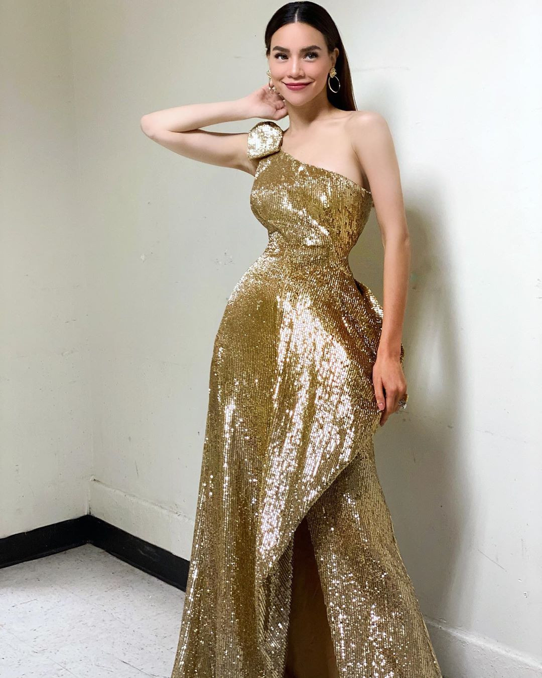 Với bộ trang phục này, Hồ Ngọc Hà lựa chọn thiết kế lệch vai, thân trên váy ôm sát, từ eo thì phồng rộng góp phần tôn lên vòng hai thon thả đồng thời che được đôi chân gầy gò.