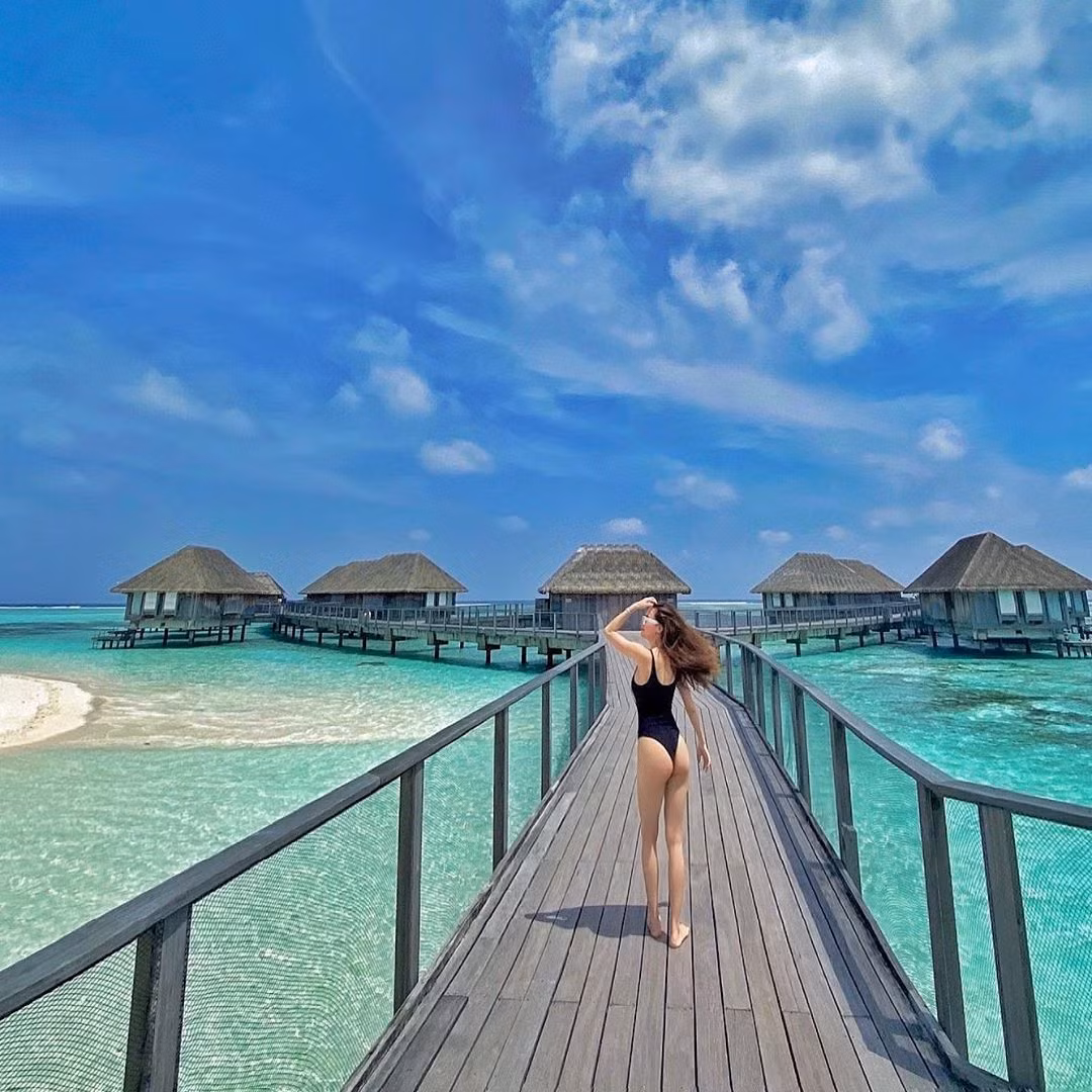  Hồ Ngọc Hà hiện đang có chuyến du lịch tại Maldives cùng cậu con trai Subeo và Kim Lý. Người đẹp đăng tải loạt ảnh diện monokini màu đen, thiết kế đơn giản với caption: "Nếu ai nói gầy chẳng hấp dẫn. Em xin được gầy để khỏi hấp dẫn ai". Trong một số bức hình khác, Hồ Ngọc Hà diện thêm một chiếc áo phông màu trắng dáng truyền thống và phá cách với kiểu túm ngắn buộc phía trước.