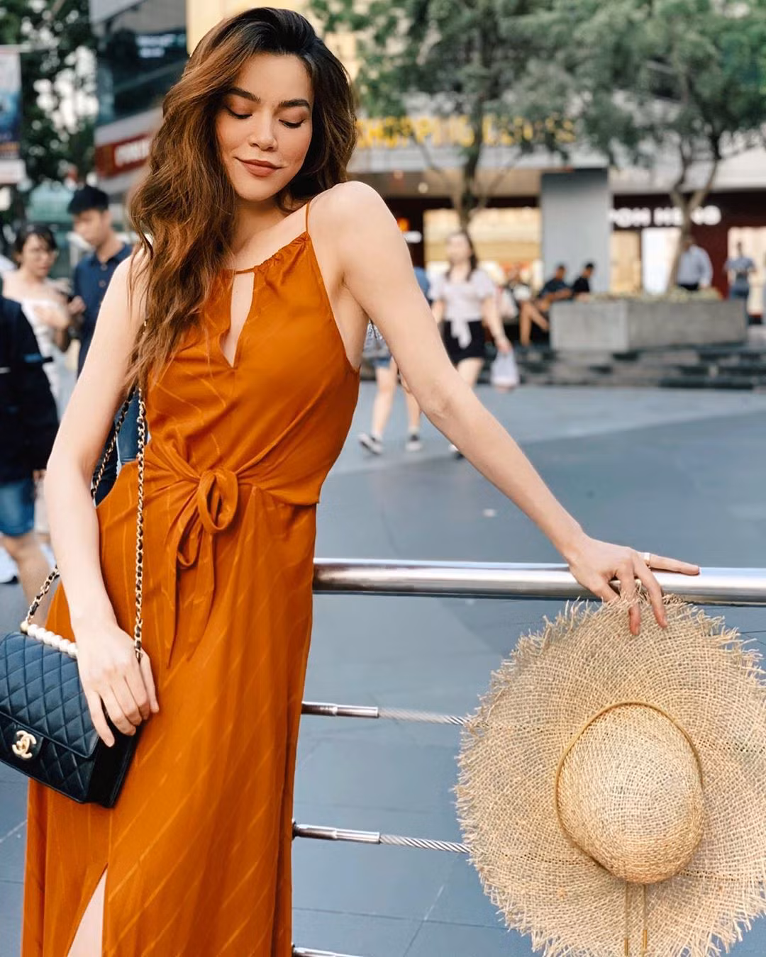 Không phải ai cũng có thể mặc được những chiếc váy suông dáng dài. Cô nàng chân ngắn sẽ bị "bóc phốt" chiều cao khiêm tốn ngay lập tức. Người đầy đặn nhìn sẽ như bơi trong váy. Còn cô nàng "mình dây" mặc kiểu váy này trông sẽ vô cùng thời thượng.