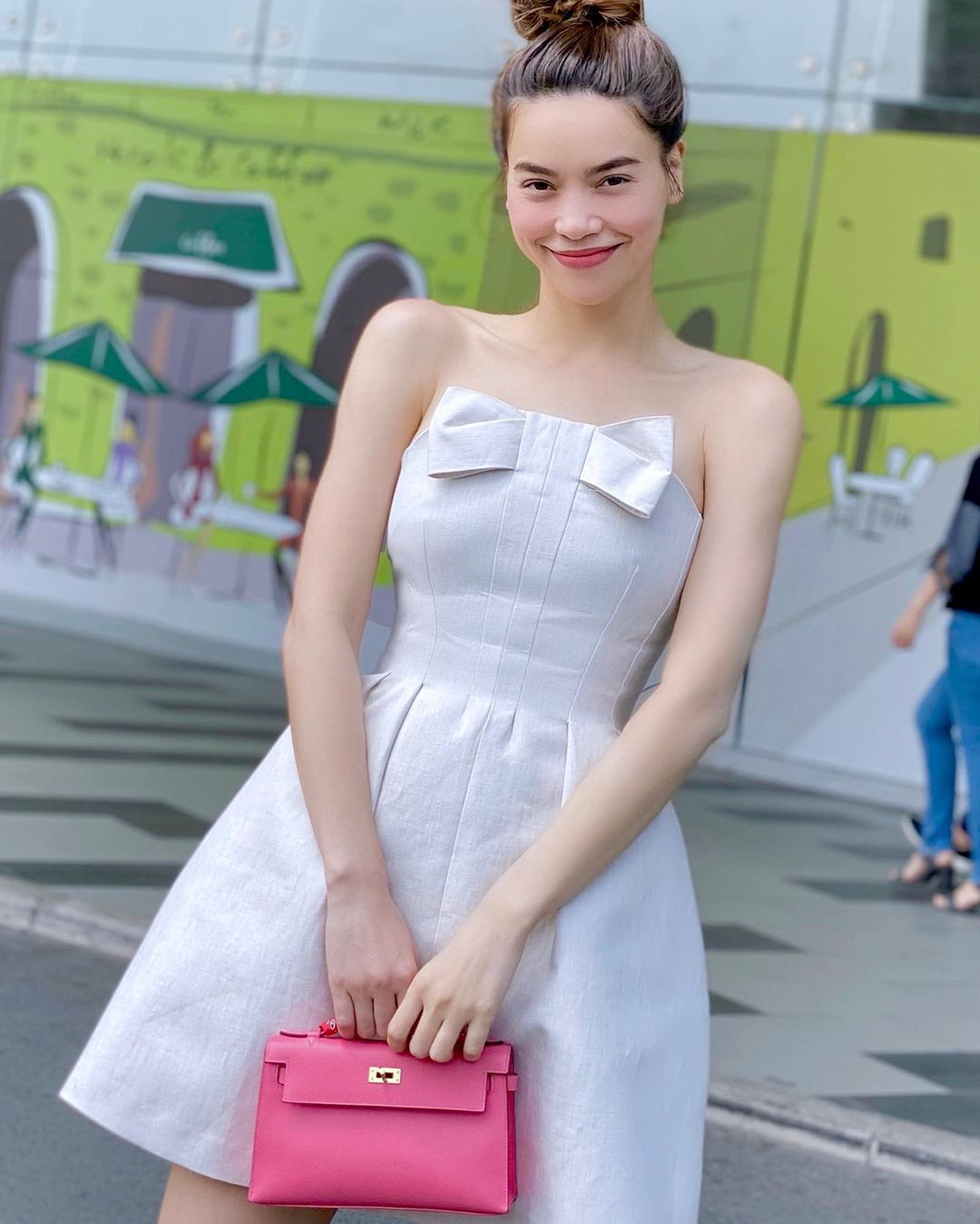 Trong một thiết kế khác, Hồ Ngọc Hà mặc váy dáng quây có đính nơ trước ngực, thân váy xòe rộng. Quy tắc phần trên ôm phần dưới xòe giúp trang phục cân đối và tôn dáng hơn.