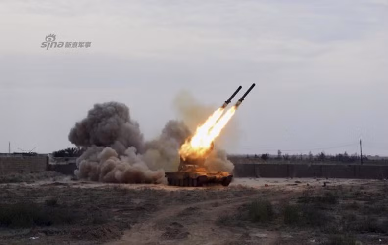 Tổng công trình sư Nicholas Makarovets của công ty phát triển sản phẩm - liên hiệp nghiên cứu - sản xuất SPLAV (thành viên của Rostec) cho biết tổ hợp Tosochka vẫn sử dụng khung gầm xe tăng T-72 nhưng Solntsepek lại đặt trên xe thiết giáp bánh hơi.