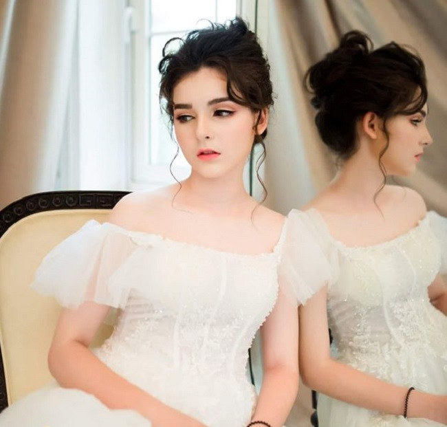 Dù chưa đến tuổi 18 nhưng Ngọc Hằng đã cao hơn 1m70. Ngoại hình xuất sắc giúp nữ sinh 10X bén duyên nghề mẫu ảnh. Cô được nhiều studio, nhãn hiệu thời trang mời mọc. Vài lần Ngọc Hằng còn được mời làm mẫu ảnh cưới.