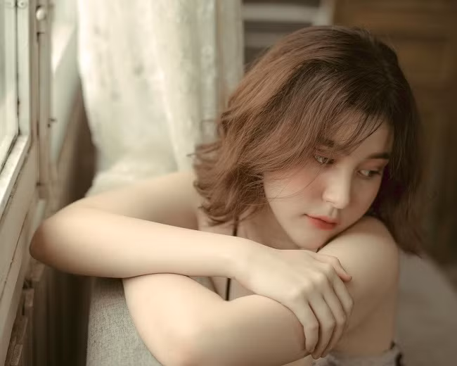 Vì vòng 1 lớn tự nhiên nên Nhật Anh hạn chế chạy bộ, chỉ hay đi bộ để giảm cân. Số đo khuôn ngực 90cm mang lại vẻ ngoài gợi cảm cho Nhật Anh nhưng đồng thời khiến cô hay gặp phải triệu chứng đau lưng, mỏi cổ.