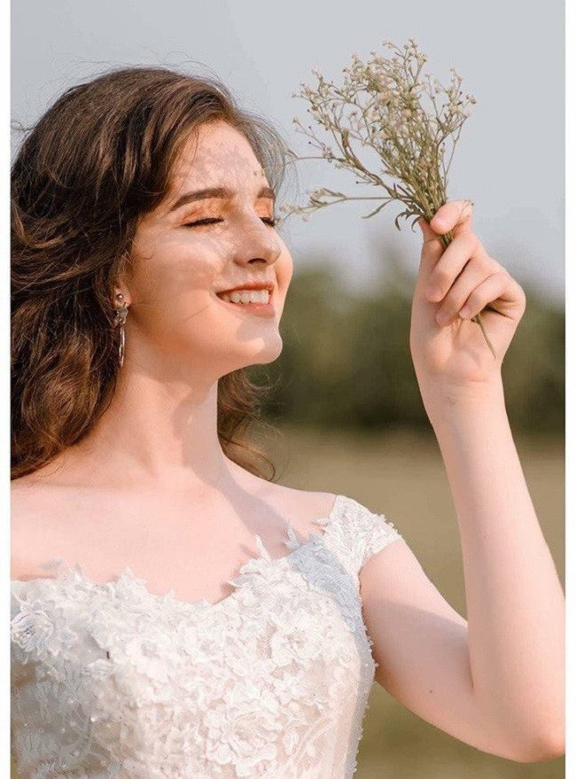 1. Nguyễn Ngọc Hằng (tên tiếng Nga là Nina) là nữ sinh nổi tiếng ở Phú Thọ nhờ vẻ ngoài xinh xắn. Cô có bố là người Nga, mẹ là người Việt Nam nên được thừa hưởng gen đẹp từ cả hai.