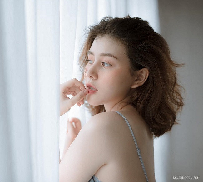 Những bộ hình thời trang của Nhật Anh vô cùng quyến rũ nhờ cách tạo dáng chuyên nghiệp.