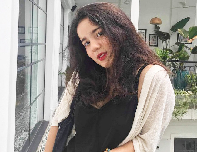 Cựu nữ sinh THPT Cầu Giấy (Hà Nội) có dáng vóc hơi tròn trịa nhưng thập phần đáng yêu. Do làm người mẫu ngoài giờ học nên Kiều Nga thường phải trang điểm.